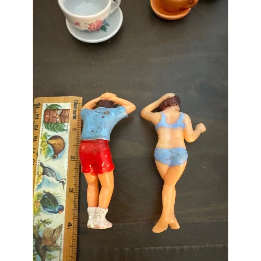 Vintage Plastic Cake Topper Set Sunbathing Couple Beach Summer Mid Century Decor